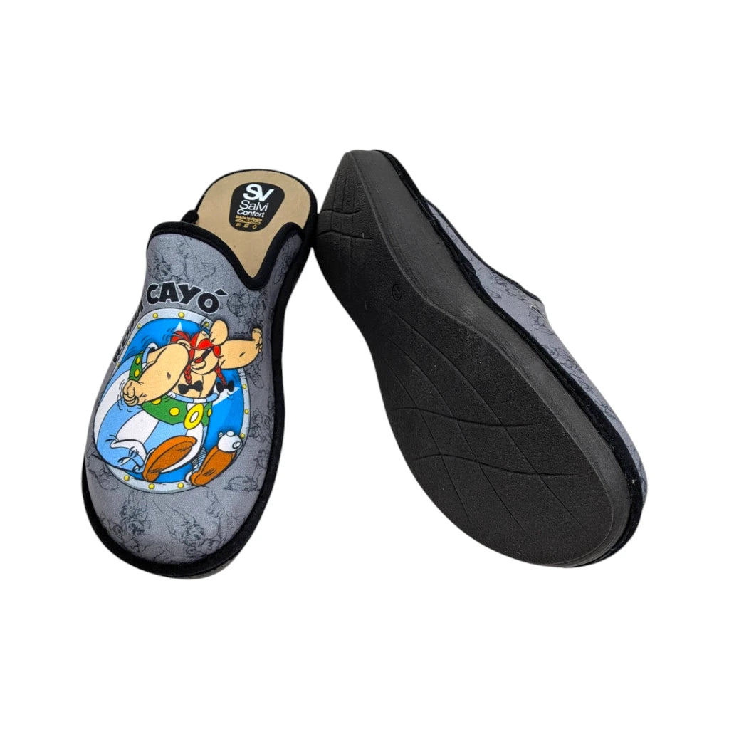 Pantuflas de estar por casa de Astérix y Obélix con la frase "Roma cayó... ¡y yo también!" grabada en el empeine sobre fondo gris. Calzado de descanso de Salvi Confort fabricado en España.