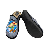 Pantuflas de estar por casa de Astérix y Obélix con la frase "Roma cayó... ¡y yo también!" grabada en el empeine sobre fondo gris. Calzado de descanso de Salvi Confort fabricado en España.