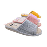 Cuatro zapatillas de rizo en colores gris, rosa, malva y yema, calzado cómodo de fabricación nacional para el descanso diario en verano.