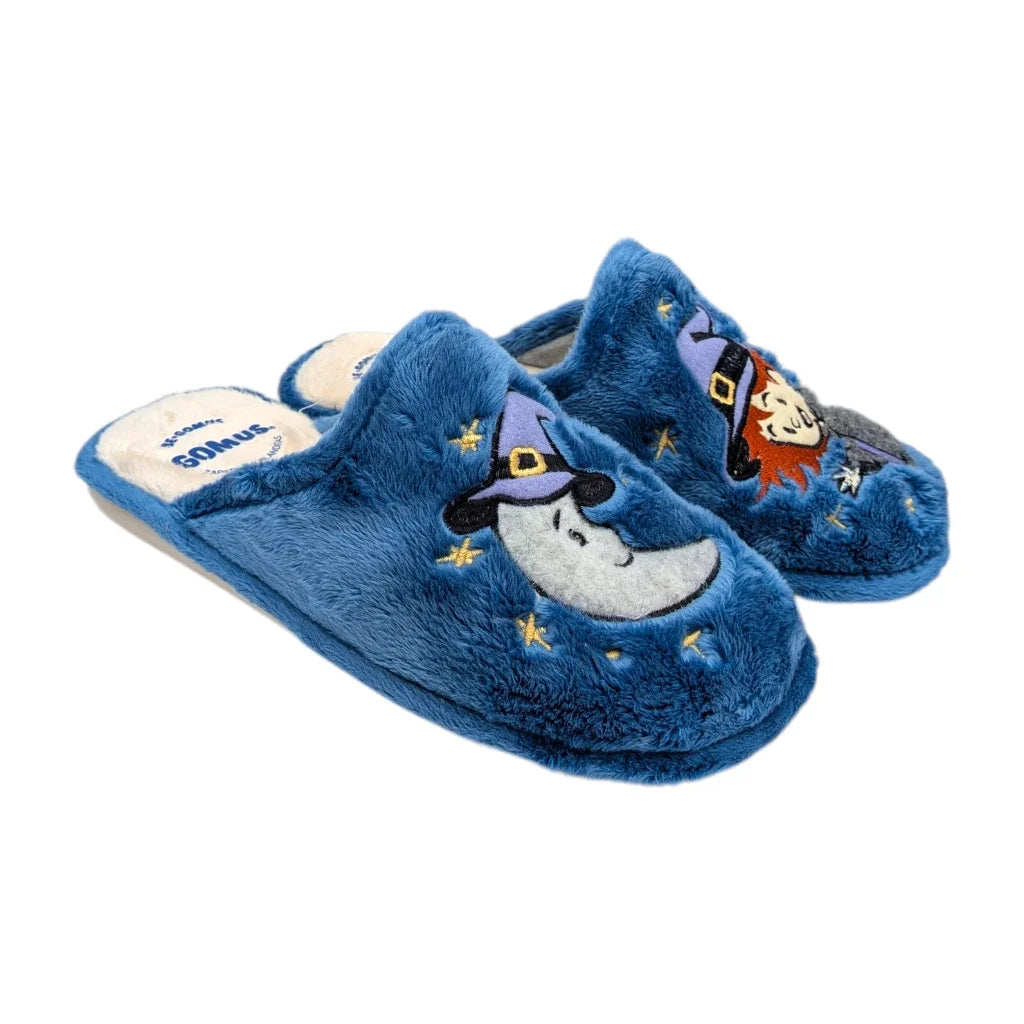 Zapatillas de casa Gomus para mujer en tejido azul peluche con bordados de luna y brujita.