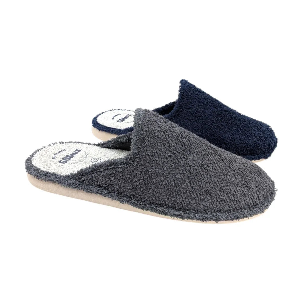 Chinelas de estar por casa Gomus con tejido tipo toalla muy suave y plantilla acolchada blanca sobre suela beige.