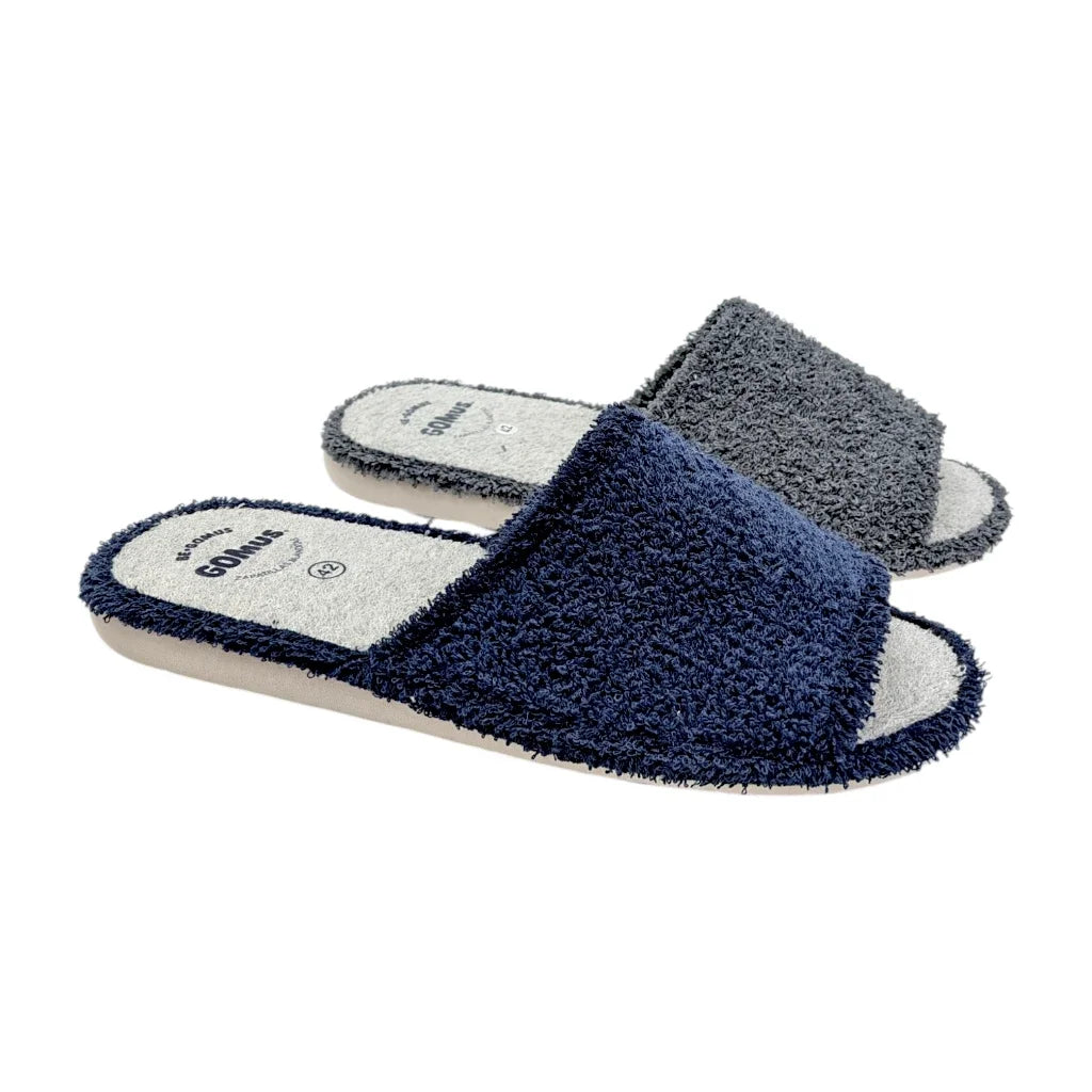 Zapatilla de casa tipo chinela GOMUS para hombre en color azul marino. Vista detallada de la suave textura de toalla absorbente y el ribete azul rizada de la plantilla.