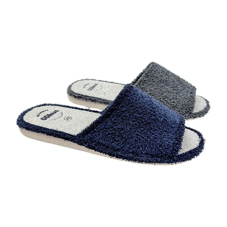 Zapatilla de casa tipo chinela GOMUS para hombre en color azul marino. Vista detallada de la suave textura de toalla absorbente y el ribete azul rizada de la plantilla.