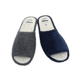 Primer plano de las zapatillas GOMUS abiertas para casa, disponibles en azul marino y gris antracita. Muestra la plantilla de rizo gris con logo y la textura esponjosa de toalla del empeine.