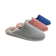 Zapatilla casa Gomus en rizo talón descubierto y puntera cerrada, primer plano el color gris claro.