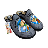 Vista del empeine de las pantuflas de descanso grises con estampados de viñetas de cómic con licencia de Astérix y Obélix.