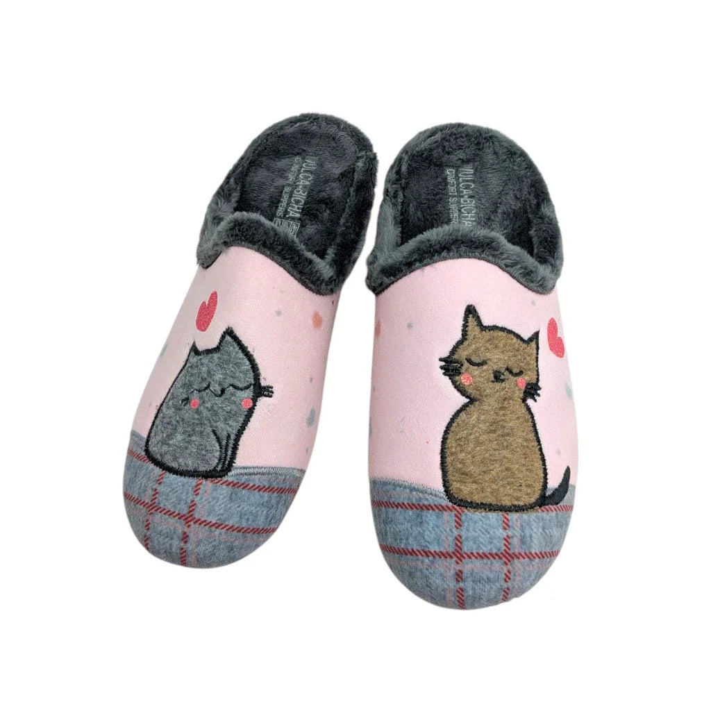 Detalle de los gatitos bordados y tejido de cuadros en la parte delantera de las zapatillas.