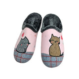 Detalle de los gatitos bordados y tejido de cuadros en la parte delantera de las zapatillas.