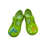Vista frontal de zapatillas de casa verdes para niños con bordado de dinosaurio Vulca-Bicha.