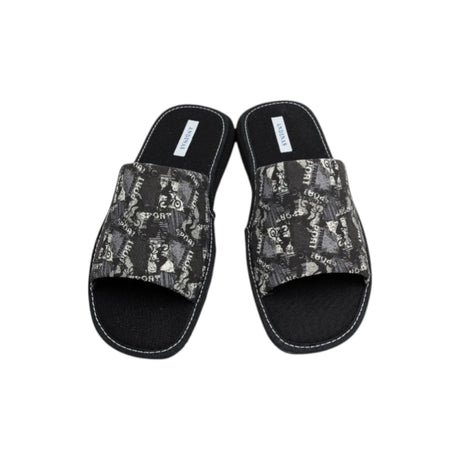 Diseño abierto y transpirable con estampado sport