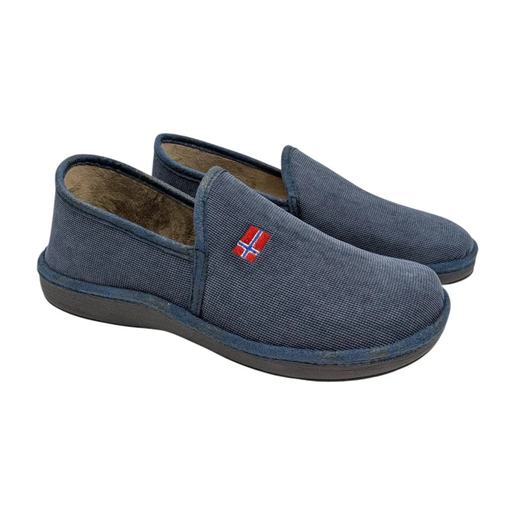 Par de zapatillas de estar por casa cerradas para hombre Salvi 08D266 en color azul marino con bordado.