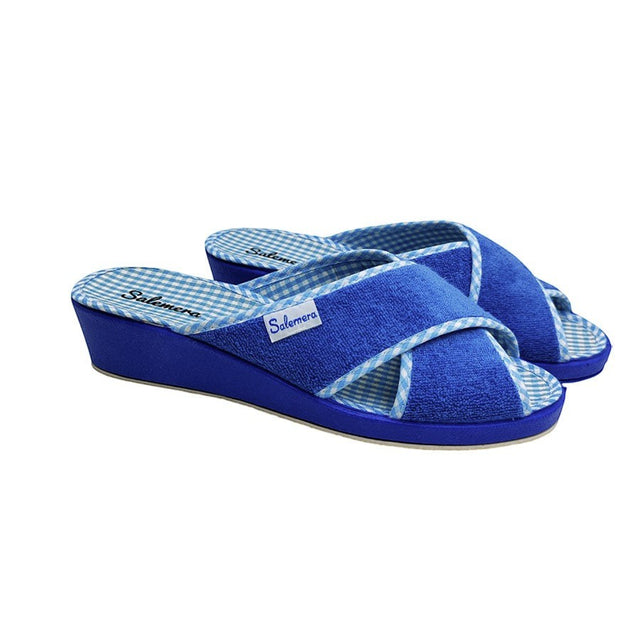 Vista lateral de la zapatilla de casa con cuña Salemera en tejido de rizo cruzado para señora.