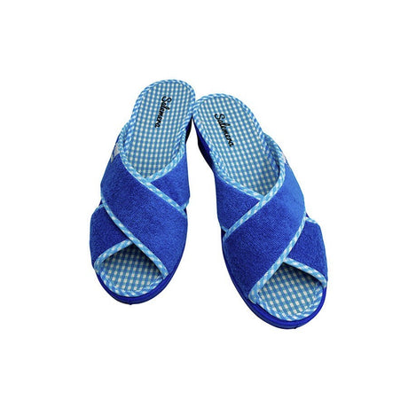 Vista de frente de zapatilla de casa cruzada de Salemera en color aguamar