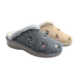 Zapatilla de estar por casa Salvi Confort gris de fieltro bordado con borde de pelo suave.