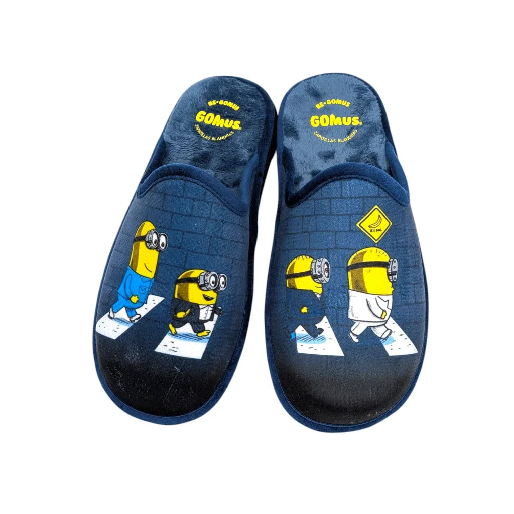 Vista de frente de la zapatilla destalonada azul con planta mullida para casa, de hombre.