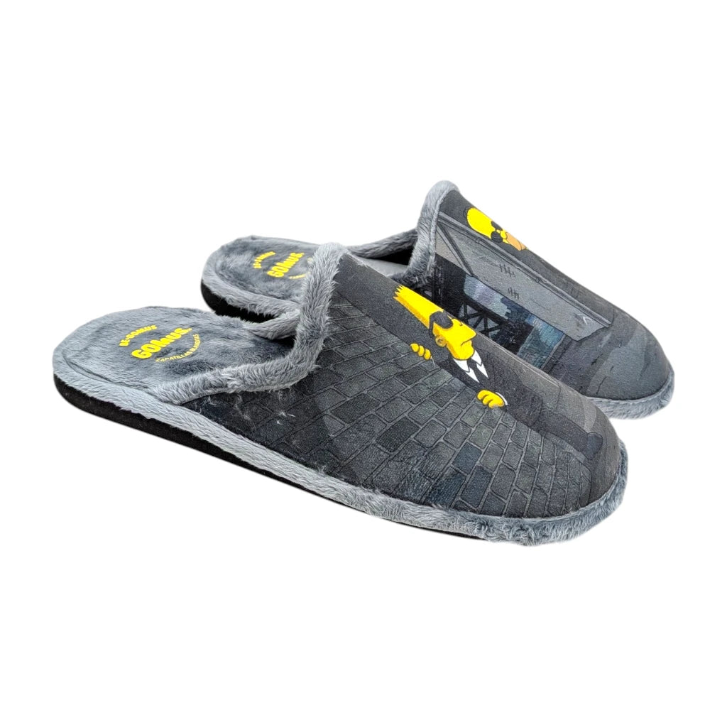 Zapatillas de estar por casa para hombre marca Gomus en color gris con dibujo de personaje con traje de agente secreto y suela de goma negra