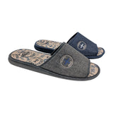 Pareja de zapatillas de casa Gomus para hombre en color gris y azul con bordado de avión.