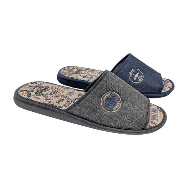 Pareja de zapatillas de casa Gomus para hombre en color gris y azul con bordado de avión.