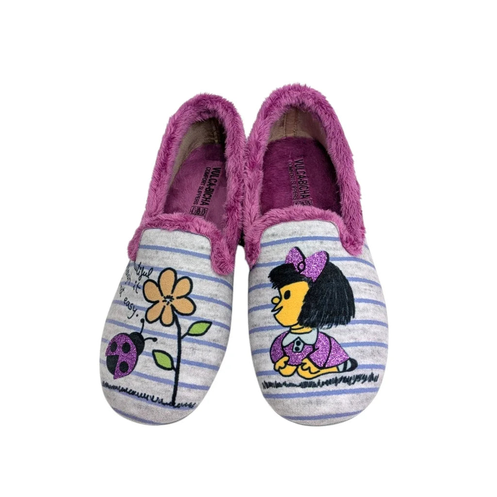 Dibujo de muñeca infantil con lazo y vestido lila con purpurina en zapatilla de casa