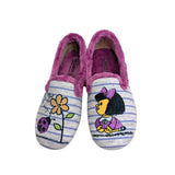 Dibujo de muñeca infantil con lazo y vestido lila con purpurina en zapatilla de casa