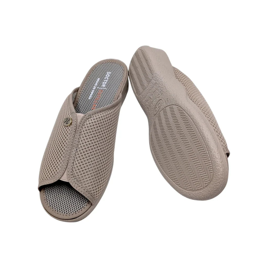 Detalle lateral de la cuña cómoda y suela antideslizante de zapatilla Doctor Cutillas.