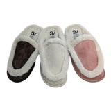 Vista de frente del empeine y la plantilla acolchada de las zapatillas de casa de peluche.