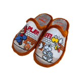 Detalle estampado infantil videojuego en las zapatillas de niño para invierno