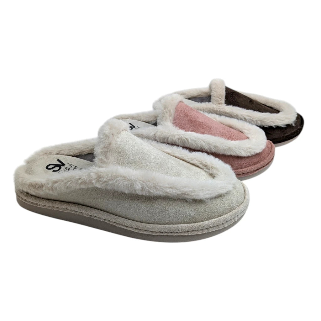 Primer plano de la zapatilla de casa destalonada de mujer en color beis con ribete de pelo suave Salvi Calzados