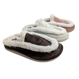 Primer plano de la zapatilla de casa de peluche en color cacao de Salvi modelo 75B028