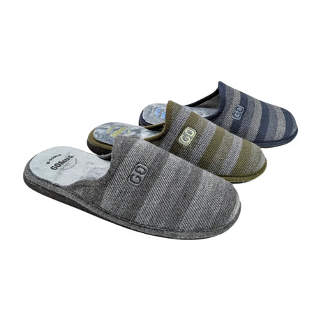 Zapatillas de casa para hombre Gomus a rayas con tejido de espiga en tonos gris y verde oliva, mostrando la suela antideslizante de goma negra.