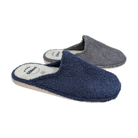 Zapatillas de casa para hombre marca Gomus en colores gris y azul marino, con textura de rizo suave y suela plana.