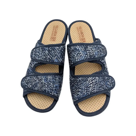 Primer plano del cierre de velcro ajustable de la zapatilla Vulca-Bicha, mostrando el tejido brillante de alta calidad.