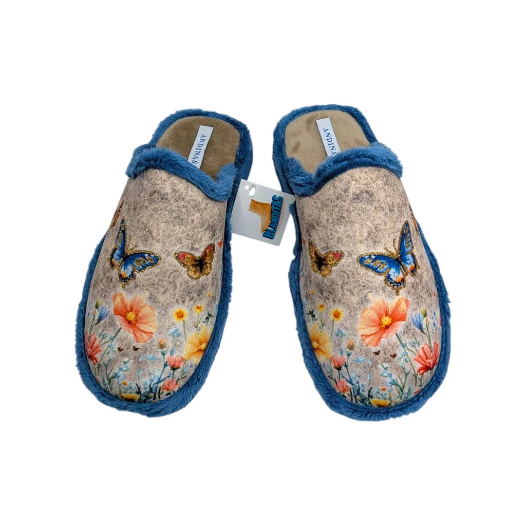 Detalle del estampado floral con mariposas brillantes y acabado afelpado en zapatilla Andinas