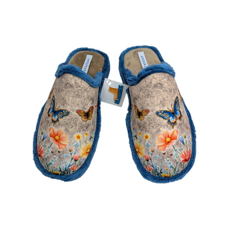Detalle del estampado floral con mariposas brillantes y acabado afelpado en zapatilla Andinas