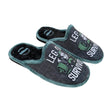 Zapatillas de casa destalonadas para hombre color gris y verde con dibujo de lobo levantando pesas y texto Leg Day Survivor marca Gomus.