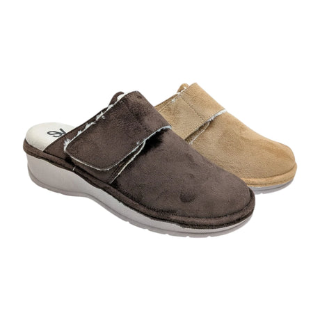 Zapatillas de casa para mujer con cuña y velcro Salvi Confort 54B-000 en color marrón y tostado.