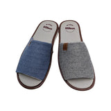 Detalle de la textura de la pala de tela tejida y la etiqueta GOMUS de la zapatilla de casa azul y gris