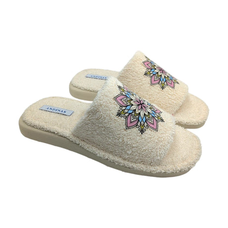 Zapatillas de casa abiertas marca Andinas en color crudo con estampado de mandala multicolor y tejido de rizo de algodón.