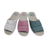 Tres pares de zapatillas de casa Gomus en colores malva, verde y gris con textura de gofre.