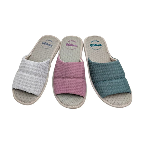 Tres pares de zapatillas de casa Gomus en colores malva, verde y gris con textura de gofre.