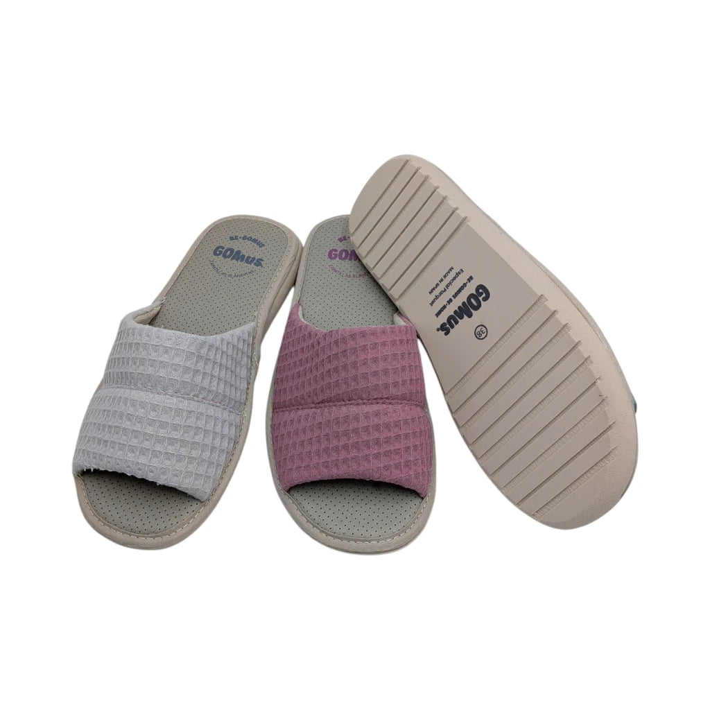 Vista de la suela de las zapatillas de descanso para mujer, en verano.