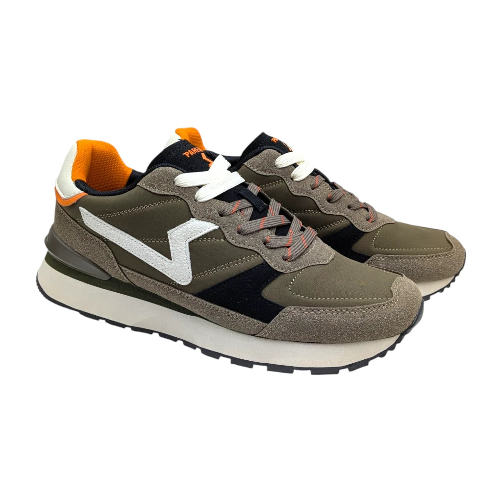 Zapatillas casuales de hombre Paredes Matute en color verde caqui y detalles naranjas.