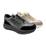 Vista lateral de la zapatilla acolchada Cutillas negra con suela gruesa ergonómica y detalles en ante negro.
