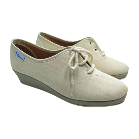 Zapatilla Salemera con cordones, tejido de lino y color crudo.