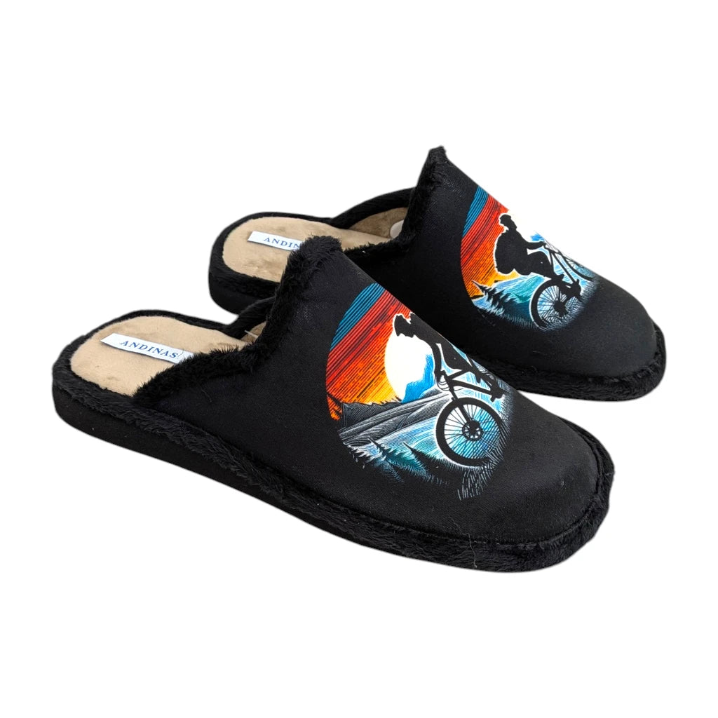 Zapatillas de casa negras destalonadas Andinas Blanditas con estampado de ciclista de montaña