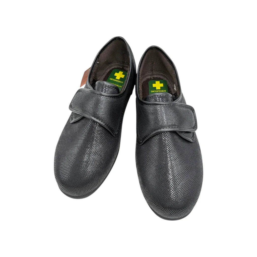 Vita de arriba de la zapatilla ortopédica de mujer en negro con velcro, especial para pies muy deformados.