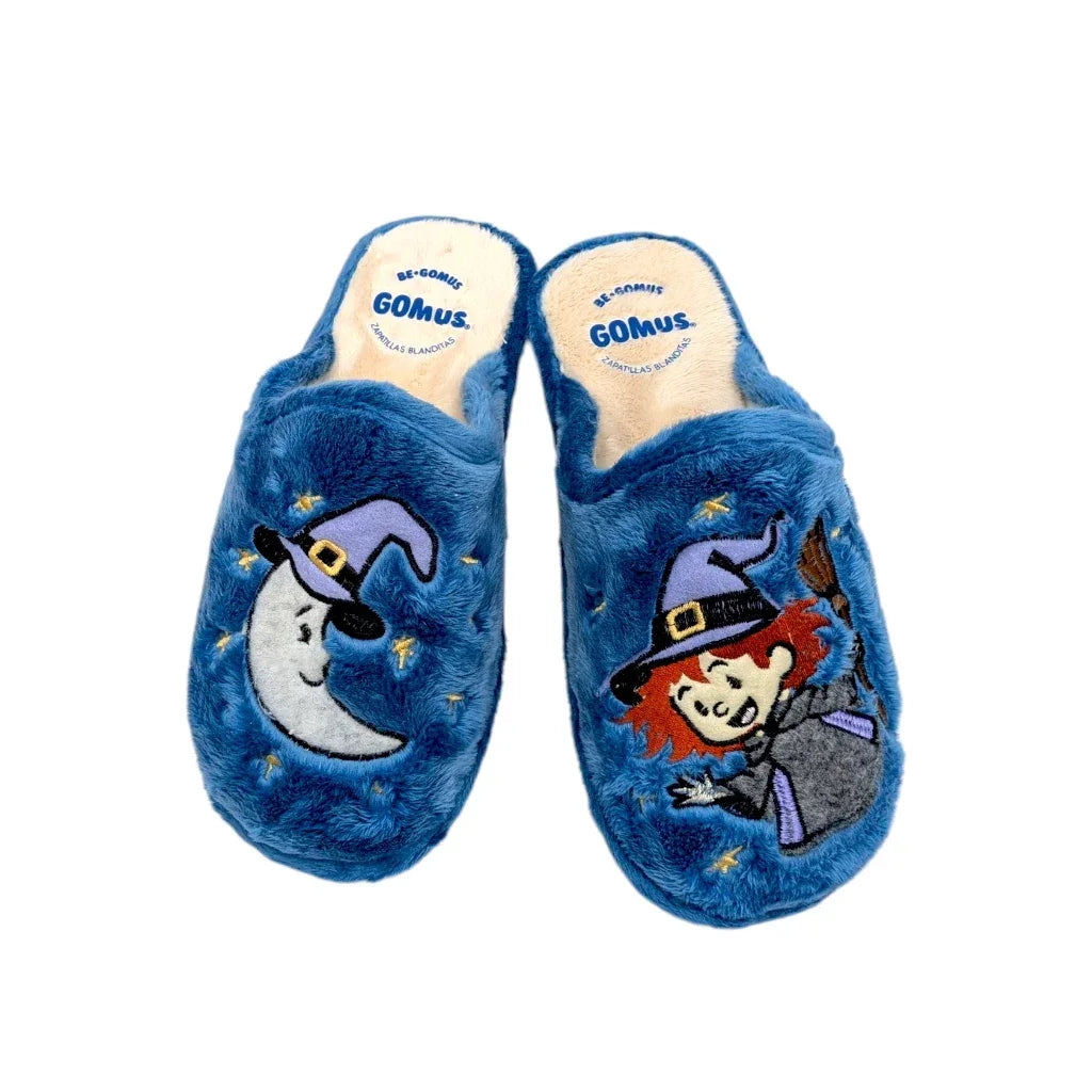 Detalle bordado de la luna sonriente con sombrero de bruja y estrellas en zapatilla de estar por casa de Gomus para mujer.