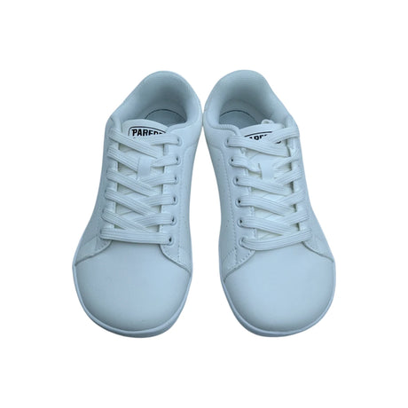 Zapatilla barefoot Paredes tenis blancos con puntera ancha y suela flexible.