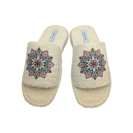 Primer plano del tejido tipo toalla de las zapatillas Andinas y detalle del dibujo mandala en tonos rosa, azul y amarillo.