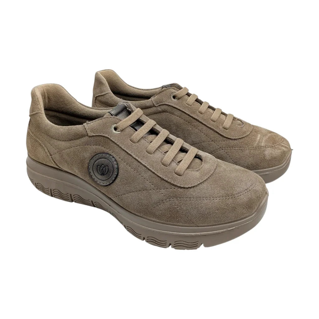 Zapatillas de serraje visón Laura Azaña LA26612SE vista lateral de par completo.